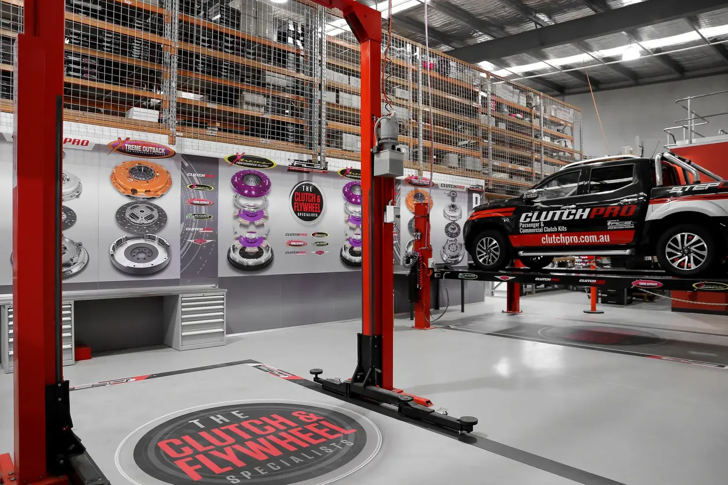 Xtreme Outback Forschungs- und Entwicklungswerkstatt - Adelaide, Australien Xtreme Outback F&E-Werkstatt mit Kupplungsprodukt-Displays, ClutchPro-Fahrzeug und Lagerhalle